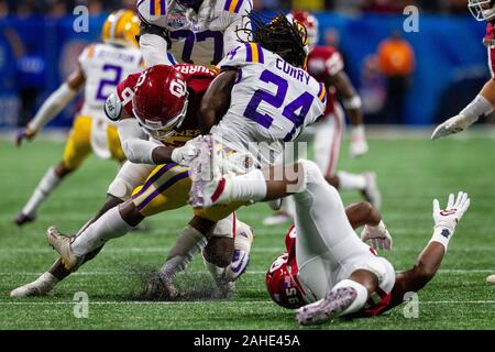 Atlanta, GA, USA. 28 Dec, 2019. Oklahoma Sooners linebacker Kenneth Murray (9) met un grand succès sur LSU Tigers running back Chris Curry (24) dans le premier quart du 52e Chick-fil-a Peach Bowl Stadium de Mercedes-Benz à Atlanta, GA. (Scott Kinser/Cal Sport Media). Credit : csm/Alamy Live News Banque D'Images