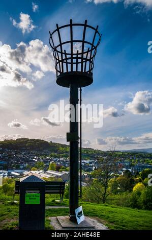 Un phare brazier l'extérieur de la ruine le château de Kendal surplombant la ville en fin d'après-midi soleil en mai Banque D'Images