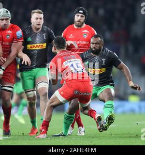 London, UK. 28 Dec, 2019. TELUSA VEAINU de Leicester Tigers est abordé par VERENIKI GONEVA d'Arlequins au cours de la Premiership match Rugby Gallagher entre les Harlequins et Leicester Tigers au stade de Twickenham, London, Royaume-Uni, le 28 décembre 2019. Photo de Ken d'Étincelles. Usage éditorial uniquement, licence requise pour un usage commercial. Aucune utilisation de pari, de jeux ou d'un seul club/ligue/dvd publications. Credit : UK Sports Photos Ltd/Alamy Live News Banque D'Images