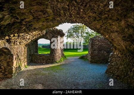 Chambre forte dans les ruines du château de Kendal en fin d'après-midi soleil en mai Banque D'Images