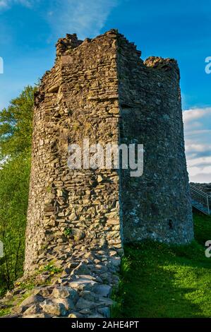 Tour en ruine au milieu des ruines le château de Kendal en fin d'après-midi soleil en mai Banque D'Images