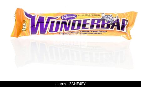 Winneconne, WI - 15 décembre 2019 : un paquet de chocolat Cadbury wunderbar bar sur un fond isolé Banque D'Images