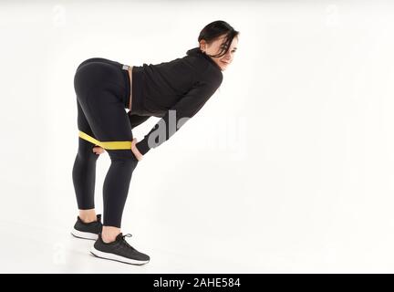 Jeune femme sportive faisant du yoga et stretching gymnastique isolated on white Banque D'Images