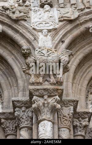 Deux lions fantastiques ornent la Puerta de las Platerías entrée dans la cathédrale de Santiago de Compostela, Espagne. La ville est le terminus de la voie o Banque D'Images