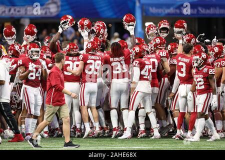 Atlanta, Géorgie. 28 Dec, 2019. L'Oklahoma Sooners avant l'Chick-Fil-A Peach Bowl - une demi-finale des séries éliminatoires de football collégial Nationall - avec l'Oklahoma Sooners et les Tigres de LSU, jouée au stade de benz de Mercedes à Atlanta, Géorgie. Cecil Copeland/CSM/Alamy Live News Banque D'Images