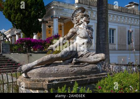 Statue en marbre de mourir Achille dans les jardins du Palais d'Achilleion, Gastouri, Corfou, Grèce Banque D'Images