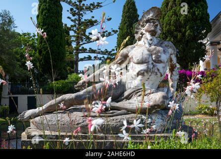 Statue en marbre de mourir Achille dans les jardins du Palais d'Achilleion, Gastouri, Corfou, Grèce Banque D'Images