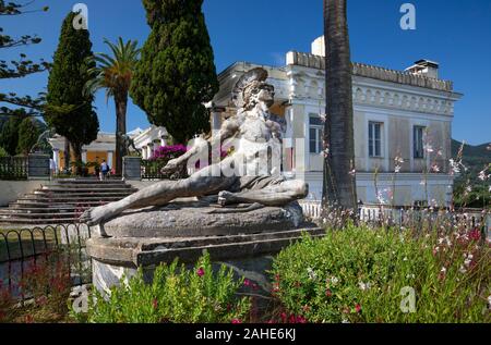 Statue en marbre de mourir Achille dans les jardins du Palais d'Achilleion, Gastouri, Corfou, Grèce Banque D'Images