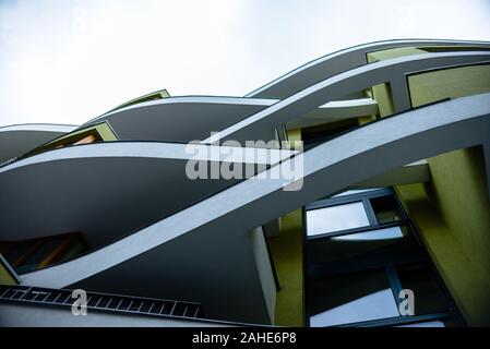 Le 28 août 2018. Prague, République tchèque. L'hôtel est verte avec balcons blancs. Vue de dessous. Banque D'Images