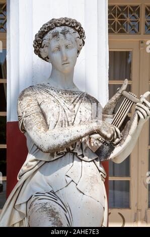Statue de marbre de Terpsichore, déesse de danse et chœur dans la cour des Muses, Palais Achilleion, Corfou, Grèce Banque D'Images