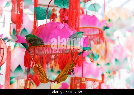 Groupe de musique traditionnelle chinoise colorées en forme de lanternes Lotus la pendaison pour le nouvel an chinois et fête des lanternes chinoises dans un parc, Shanghai, Chine Banque D'Images