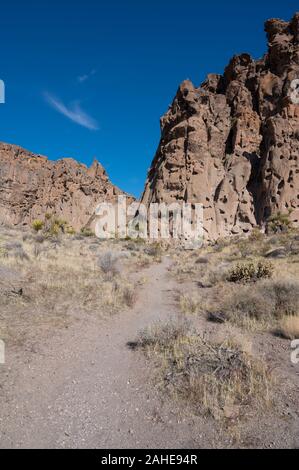 Des trous dans les roches volcaniques vu sur le sentier en boucle de l'anneau dans le désert de Mojave National Preserve en Californie, USA Banque D'Images