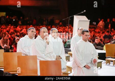 Wroclaw, Pologne. 28 Dec, 2019. Les frères de Taizé sont illustrés en avant de la prière. Autour de 15 000 pèlerins de l'Europe et au-delà se sont réunis à Wroclaw en Pologne pour la réunion européenne de la jeunesse de la communauté de Taizé sur le thème Le Pèlerinage de confiance sur la terre". La communauté de Taizé est un ordre monastique chrétien interconfessionnel de la France. (Photo de Michael Debets/Pacific Press) Credit : Pacific Press Agency/Alamy Live News Banque D'Images