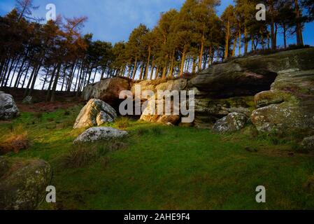 Dans les collines Kyloe masque St Cuthbert's Cave avec les derniers rayons de la lumière frappant la grotte - son plus proche hameau est Holburn, entre Belford et Wooder. Banque D'Images