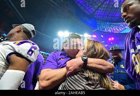 Atlanta, États-Unis. 28 Dec, 2019. L'entraîneur-chef des Tigres de la LSU Ed Orgeron embrasse sa femme Kelly après avoir remporté le Chick-fil-A Peach Bowl NCAA jeu en demi-finale contre l'Oklahoma Sooners 63-28 au stade Mercedes-Benz à Atlanta, Samedi, Décembre 28, 2019. Photo de David Tulis/UPI UPI : Crédit/Alamy Live News Banque D'Images