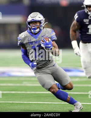 Arlington, TX, États-Unis. 28 Dec, 2019. Memphis exécutant retour Kenneth Gainwell (19) se précipite au cours de la 84e Goodyear Cotton Bowl Classic match de football entre les Memphis Tigers et les Penn State Nittany Lions au Stade AT&T à Arlington, TX. Kyle Okita/CSM/Alamy Live News Banque D'Images