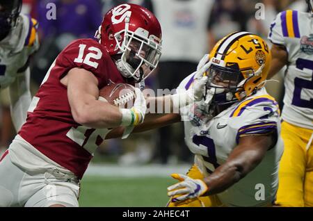 Atlanta, États-Unis. 28 Dec, 2019. Oklahoma Sooners wide receiver Drake Stoops (12) bras raide LSU Tigers coffre JaCoby Stevens (3) au cours de la deuxième moitié de la Chick-fil-A Peach Bowl jeu demi-finale NCAA de Mercedes-Benz Stadium à Atlanta, Samedi, Décembre 28, 2019. Photo de David Tulis/UPI UPI : Crédit/Alamy Live News Banque D'Images