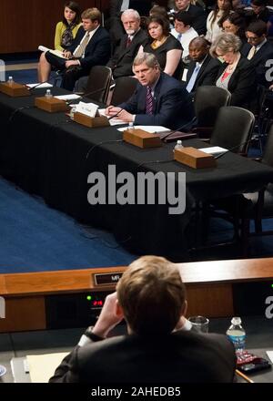 L'agriculture américain Tom Vilsack répond aux questions posées par le Sénateur Michael Bennett, au cours d'un comité sénatorial de l'agriculture, la nutrition et la foresterie sur le prochain Farm Bill à Washington, DC, jeu., 26 mai 2011. Banque D'Images