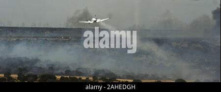 Un Ministère de l'Agriculture américain, Service Forestier King Air avion plomb guides un C-130J Hercules de la 146e Escadre de transport aérien au cours de l'incendie en débandade County, Texas, le 26 avril. Le principal guide des avions avion afin de s'assurer que le feu est distribué là où elle est nécessaire. Les feux de forêt ont réparties dans diverses parties du Texas et ont brûlé plus de 1 000 milles carrés de terres. Banque D'Images