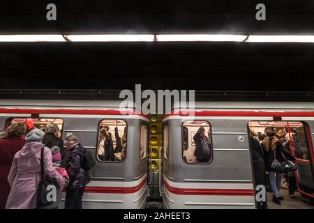 PRAGUE, RÉPUBLIQUE TCHÈQUE - le 2 novembre 2019 : Les passagers se précipitant pour saisir un train bondé dans le métro de Prague (Prazske Métro) pendant les heures de pointe. C'est la principale r Banque D'Images