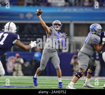 Arlington, TX, États-Unis. 28 Dec, 2019. Memphis QB Brady Blanc # 3 lance de la poche pendant la Goodyear Cotton Bowl Classic match de football entre les Memphis Tigers et les Penn State Nittany Lions au Stade AT&T à Arlington, TX. Kyle Okita/CSM/Alamy Live News Banque D'Images