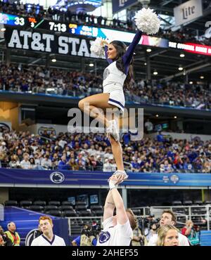 Arlington, TX, États-Unis. 28 Dec, 2019. Une meneuse de Penn State, divertit la foule pendant la Goodyear Cotton Bowl Classic match de football entre les Memphis Tigers et les Penn State Nittany Lions au Stade AT&T à Arlington, TX. Kyle Okita/CSM/Alamy Live News Banque D'Images