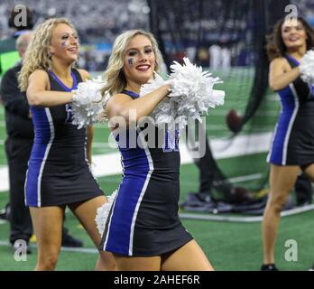 Arlington, TX, États-Unis. 28 Dec, 2019. Un membre de l'équipe Pom Memphis danse sur la touche pendant la Goodyear Cotton Bowl Classic match de football entre les Memphis Tigers et les Penn State Nittany Lions au Stade AT&T à Arlington, TX. Kyle Okita/CSM/Alamy Live News Banque D'Images