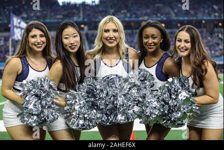 Arlington, TX, États-Unis. 28 Dec, 2019. Penn State danseurs posent sur les diapositives au cours de la Goodyear Cotton Bowl Classic match de football entre les Memphis Tigers et les Penn State Nittany Lions au Stade AT&T à Arlington, TX. Kyle Okita/CSM/Alamy Live News Banque D'Images