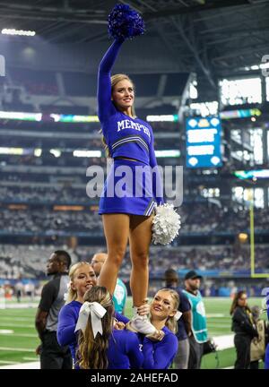 Arlington, TX, États-Unis. 28 Dec, 2019. Une cheerleader Memphis effectue lors du slidelines au cours de la Goodyear Cotton Bowl Classic match de football entre les Memphis Tigers et les Penn State Nittany Lions au Stade AT&T à Arlington, TX. Kyle Okita/CSM/Alamy Live News Banque D'Images