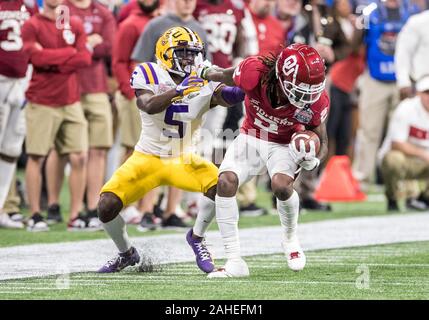 28 décembre 2019 : Texas wide receiver michelf Lamb (2) s'exécute avec la balle comme la sécurité de la LSU Kary Vincent Jr. (5) poursuit en NCAA Football action de jeu entre l'Oklahoma Sooners et la LSU Tigers au stade Mercedes-Benz à Atlanta, Géorgie. Défait LSU Oklahoma 63-28. John Mersits/CSM Banque D'Images