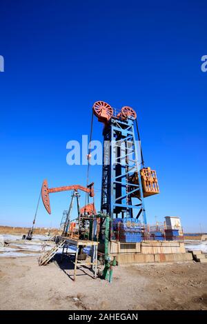 Des champs de pétrole, les unités de pompage travaux Banque D'Images