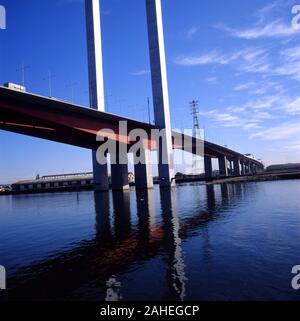 Vue de la BOLTE PONT TRAVERSANT LA RIVIÈRE YARRA, Melbourne, Victoria, Australie Banque D'Images