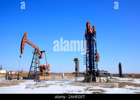 Des champs de pétrole, les unités de pompage travaux Banque D'Images