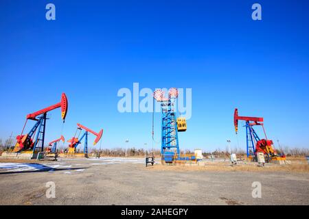 Des champs de pétrole, les unités de pompage travaux Banque D'Images