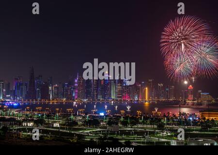 D'artifice sur la Qatar National Day 2019 à corniche Banque D'Images