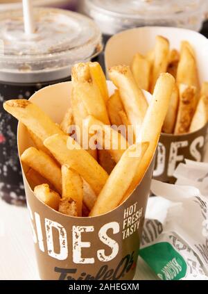 Faire feu aux frites et aux boissons non alcoolisées Banque D'Images