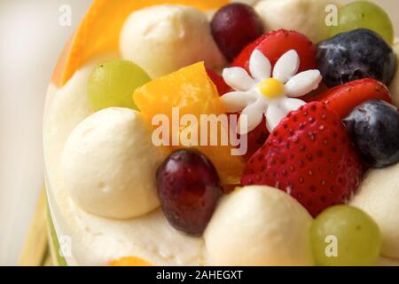 Un gâteau aux fruits avec une carte au chocolat blanc pour toute célébration comme anniversaire, noël, anniversaire, mariage, Saint Valentin, retraite etc Banque D'Images