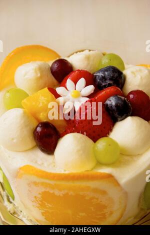 Un gâteau aux fruits avec une carte au chocolat blanc pour toute célébration comme anniversaire, noël, anniversaire, mariage, Saint Valentin, retraite etc Banque D'Images