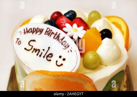 Un gâteau aux fruits avec une carte au chocolat blanc pour toute célébration comme anniversaire, noël, anniversaire, mariage, Saint Valentin, retraite etc Banque D'Images