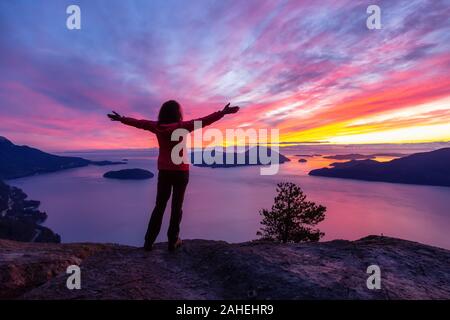 Adventurous Woman standing on top d'une montagne Banque D'Images