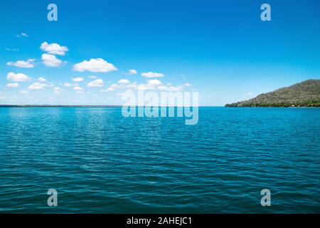 Lake Itza avec cocodrile sur la montagne en forme de journée ensoleillée et de petits nuages, El Remate, Peten, Guatemala Banque D'Images