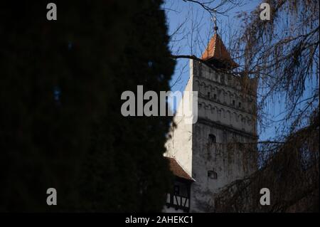 Le Château de Bran, près de Brasov, Roumanie, est une destination touristique populaire et déclarées à tort d'être l'inspiration de Bram Stoker's Dracula's Castle. Banque D'Images