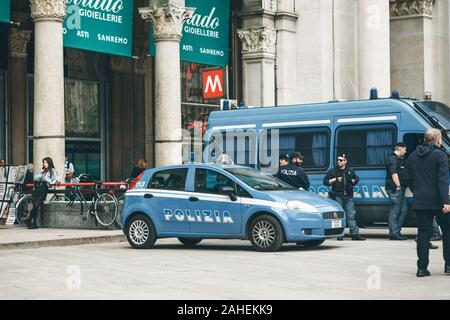 Italie, Milan, 30 mai 2019 : les agents de police à côté d'une voiture de police sur une rue de la ville de garde de l'ordre. Banque D'Images