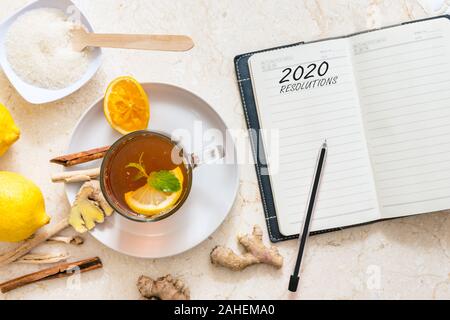 Résolutions pour la nouvelle année 2020 à plat, régime alimentaire sain concept image avec copie espace pour le texte. Banque D'Images