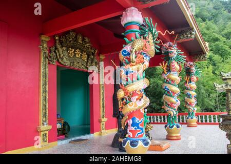 Bâtiment de style chinois dans Wat Ban Tham ou le dragon temple à Kanchanaburi, Thaïlande Banque D'Images
