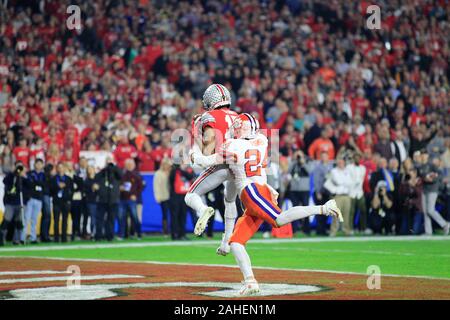 Glendale, Arizona, USA. 28 Dec, 2019. Ohio State Buckeyes Chris wide receiver (17 Olave) pendant la réception touchdown NCAA football match entre le Clemson Tigers & Ohio State Buckeyes au stade de State Farm, à Glendale (Arizona). JP Waldron/Cal Sport Media/Alamy Live News Banque D'Images