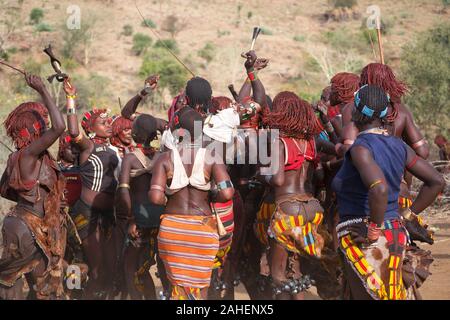 Tribu Hamer, également hamar - les femmes au cours de danse 'bull jump" : la plus importante cérémonie pour les jeunes hommes, le test final avant de passer à l'âge adulte. Banque D'Images