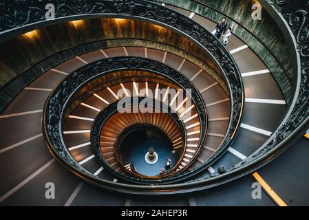 Vatican - Oct 16, 2018. Bramante escalier dans des musées du Vatican. L'escalier à double hélice est la célèbre destination touristique de la Cité du Vatican et les Roms. Banque D'Images