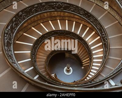 Vatican - Oct 16, 2018. Bramante escalier dans des musées du Vatican. L'escalier à double hélice est la célèbre destination touristique de la Cité du Vatican et les Roms. Banque D'Images