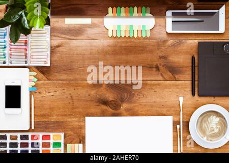 Conception graphique conception créative moderne marron milieu de table en bois Banque D'Images